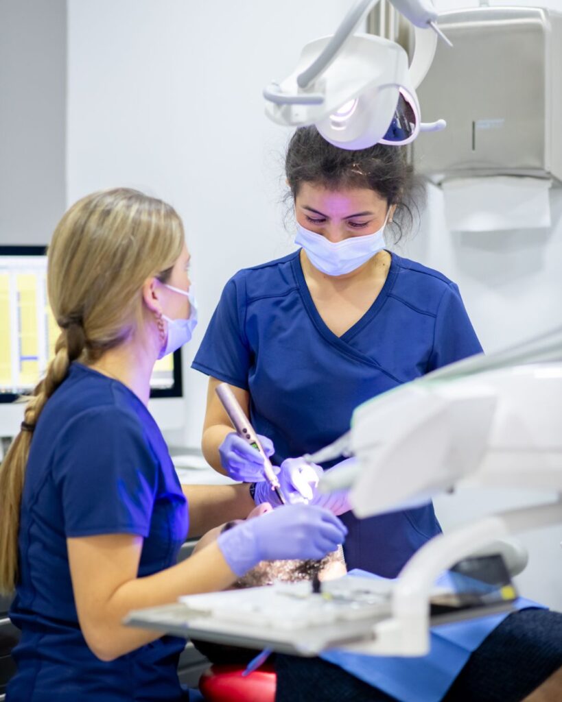 Equipo medico clinica dental delgado y delgado en el barrio de salamanca